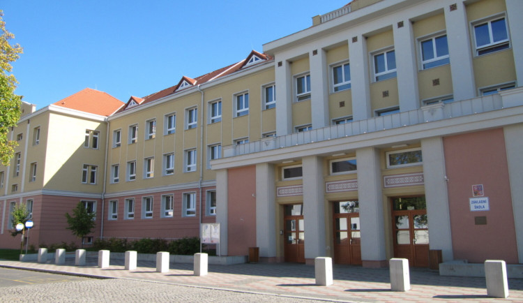 Holýšov na Plzeňsku staví nový pavilon základní školy za 160 milionů Kč