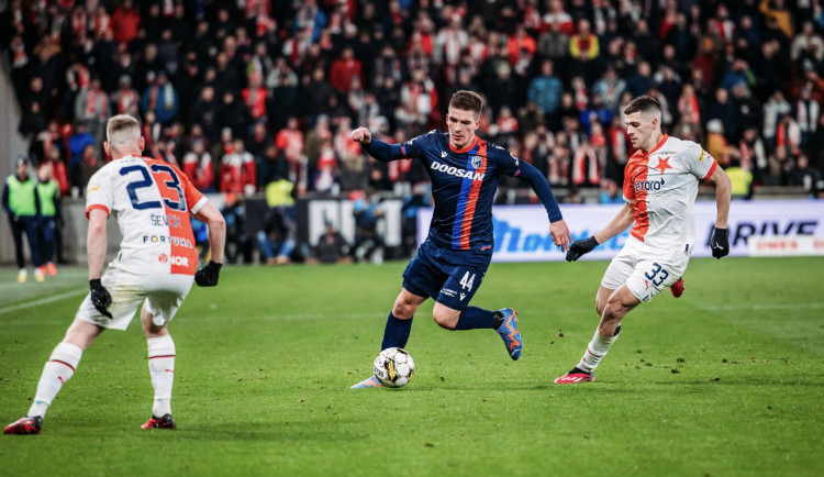 Slavia po obratu zdolala Plzeň a vede fotbalovou ligu o dva body před Spartou