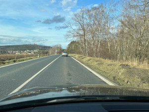 Dalším velmi nebezpečným místem je i podle Portálu nehod úsek na stejné silnici I/20, jen o několik kilometrů blíže k Plzni. Konkrétně jde místo nedaleko za obcí Chválenice, těsně nad křižovatkou s odbočkou na Nezbavětice a Nezvěstice.