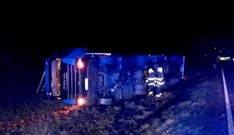 Silně opilý řidič převrátil kamion do příkopu, nadýchal přes dvě a půl promile