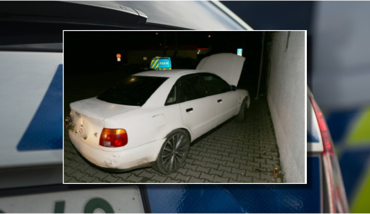 Zfetovaný muž usedl za volant bez řidičáku, před policisty se pokusil přelézt na zadní sedačky