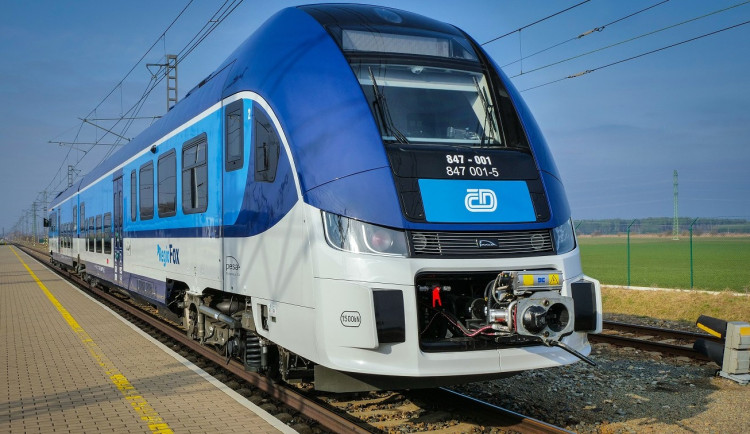 Po železničních tratích v Plzeňském kraji bude jezdit 10 nových vlaků RegioFox s motory Rolls-Royce