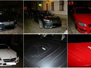 Vandal poničil 13 zaparkovaných aut, mezi nimi i luxusní mercedesy a BMW
