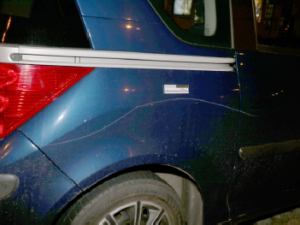 Vandal poničil 13 zaparkovaných aut, mezi nimi i luxusní Mercedesy a BMW
