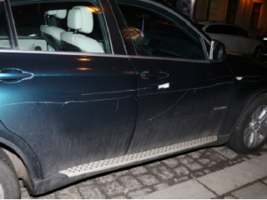 Vandal poničil 13 zaparkovaných aut, mezi nimi i luxusní Mercedesy a BMW