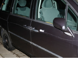 Vandal poničil 13 zaparkovaných aut, mezi nimi i luxusní Mercedesy a BMW