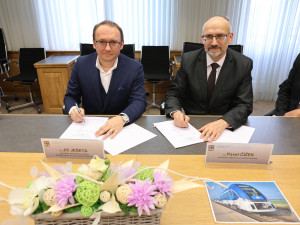 Na snímku je při podpisu smlouvy za České dráhy náměstek generálního ředitele pro osobní dopravu Jiří Ješeta (vlevo) a za Plzeňský kraj náměstek hejtmana pro oblast dopravy Pavel Čížek