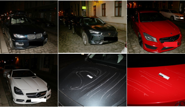 Vandal poničil 13 zaparkovaných aut, mezi nimi i luxusní Mercedesy a BMW
