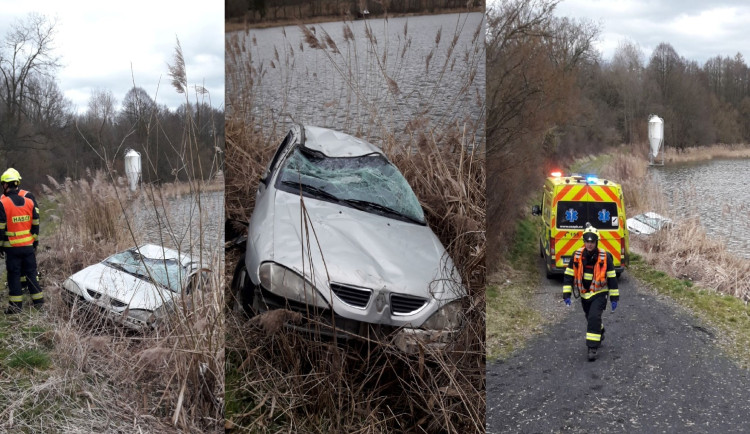 Auto vyletělo v zatáčce ze silnice, převrátilo se přes střechu a skončilo v rybníku mezi rákosím