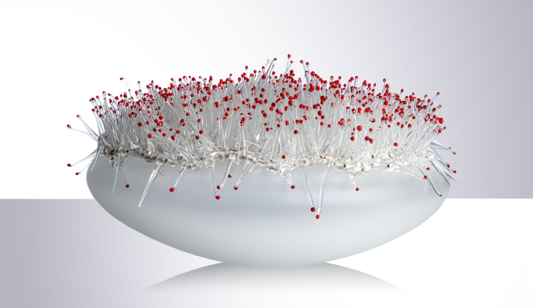 Skleněné šperky a objekty Karolíny Kopřivové rozzáří muzeum