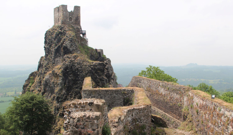 Děti budou mít letos levnější vstupné na hrady a zámky. Na Trosky a Bezděz můžete vyrazit i se psy