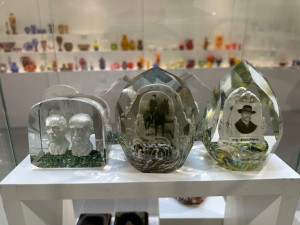 Skleněná těžítka, luxusní kancelářská pomůcka, která okouzlila výrobce i sběratele z celého světa