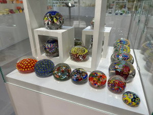 Skleněná těžítka, luxusní kancelářská pomůcka, která okouzlila výrobce i sběratele z celého světa