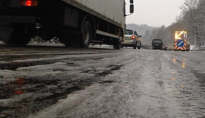 Silnice i chodníky budou klouzat, meteorologové varují před náledím