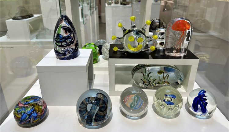 Skleněná těžítka, luxusní kancelářská pomůcka, která okouzlila výrobce i sběratele z celého světa