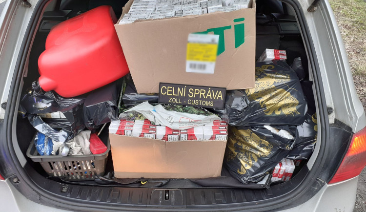 Celníci se zaměřili na pašování cigaret. Auto u Hrádku jimi bylo napěchované