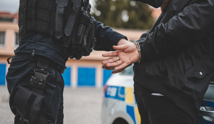 Motorista řídil pod vlivem drog, navíc ho později zachytily bezpečnostní kamery, když posprejoval zeď