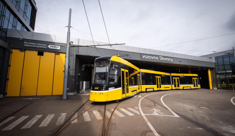 Skončila rekonstrukce tramvajové vozovny na Slovanech za 1,8 miliardy. Objekt má i obří zelenou střechu