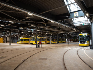 Skončila rekonstrukce tramvajové vozovny na Slovanech za 1,8 miliardy. Objekt má i obří zelenou střechu