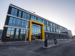 Skončila rekonstrukce tramvajové vozovny na Slovanech za 1,8 miliardy. Objekt má i obří zelenou střechu