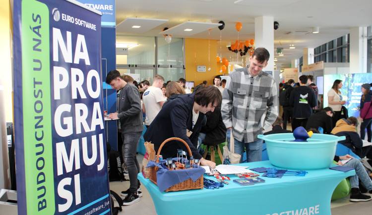 Na veletrhu pracovních příležitostí se prezentovalo 140 firem