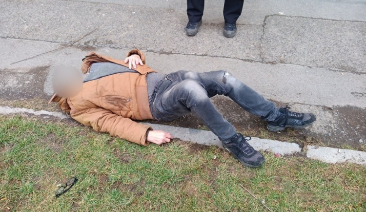 Jen trošku jsem se napil, tvrdil strážníkům muž, který se válel v trávě před obchodem