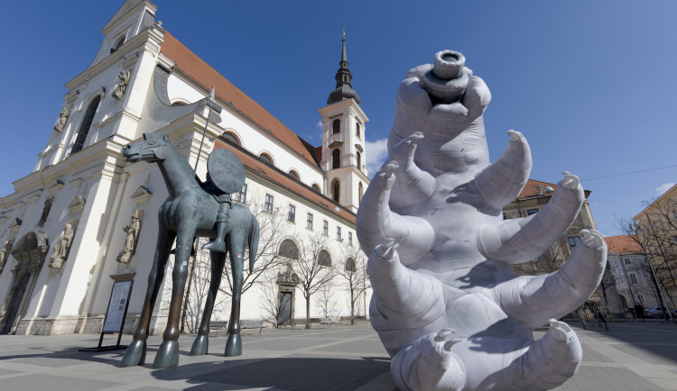 Po Brně putovala obří nafukovací želvuška. Neviditelný živočich vyděsil kolemjdoucí