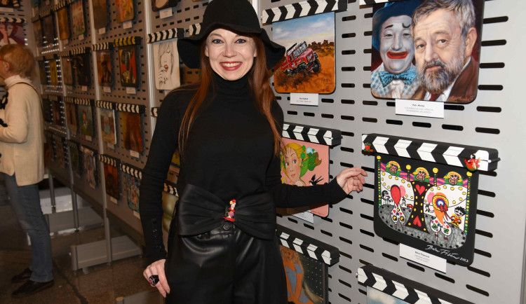 Originální filmové klapky českých výtvarníků vystavují v Porscheho domě ve Vratislavicích