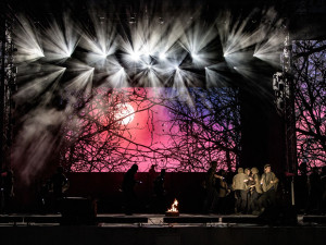 Loni několik tisíc diváků sledovalo při Noci s operou představení Macbeth