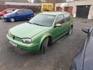 Autovraky postupně mizí z ulic Tachova, městu pomáhají hlášení občanů skrze aplikaci