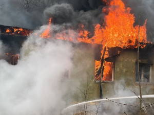 Dva školáci si hráli se zapalovačem, podařilo se jím zapálit celý dům