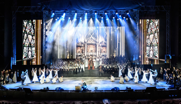 Loni několik tisíc diváků sledovalo při Noci s operou představení Macbeth