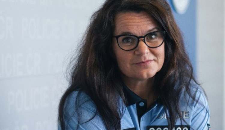 size4-size4-16788900617947-241-nabizime-obrovskou-skalu-prace-u-policie-rika-vedouci-personalistka-policie-simona-hruba