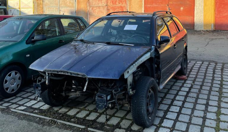 Autovraky postupně mizí z ulic Tachova, městu pomáhají hlášení občanů skrze aplikaci