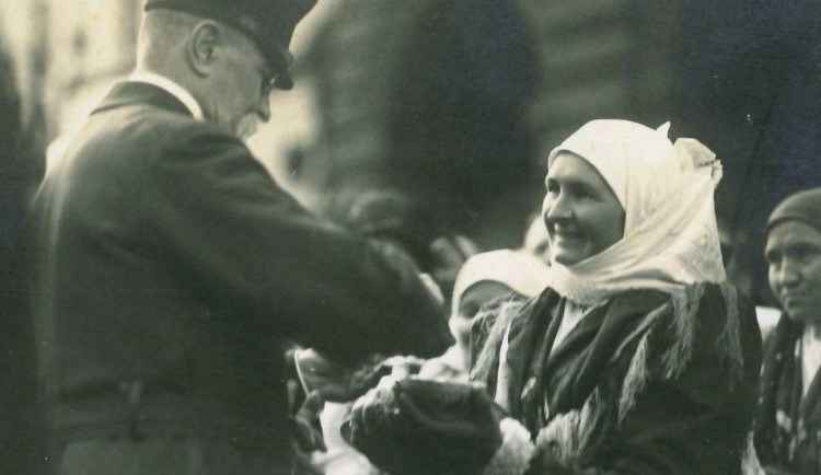 Selka Hančí Kozinová ze Stráže vítá prezidenta chlebem a solí, zdroj: Domažlický dějepis