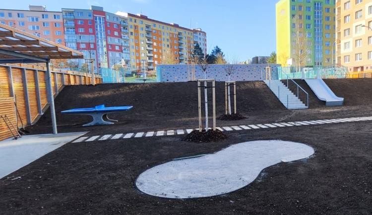 Zanedbané místo mezi paneláky se za 24 milionů korun proměnilo ve sportovní areál s novou kavárnou