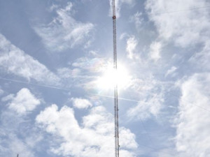 Největší sluneční hodiny na světě ukazují čas už pět let. Rafičkou je stín, který na obří číslice vrhá vysílač Krašov