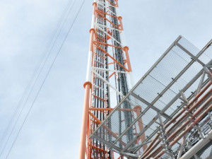 Největší sluneční hodiny na světě ukazují čas už pět let. Rafičkou je stín, který na obří číslice vrhá vysílač Krašov