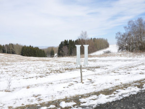 Největší sluneční hodiny na světě ukazují čas už pět let. Rafičkou je stín, který na obří číslice vrhá vysílač Krašov