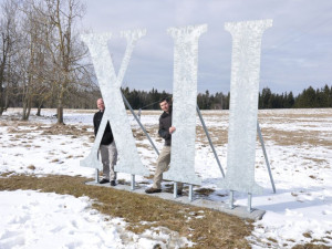 Největší sluneční hodiny na světě ukazují čas už pět let. Rafičkou je stín, který na obří číslice vrhá vysílač Krašov