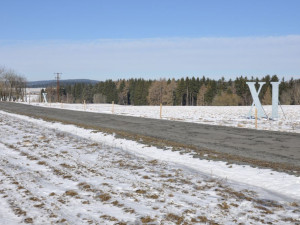 Největší sluneční hodiny na světě ukazují čas už pět let. Rafičkou je stín, který na obří číslice vrhá vysílač Krašov