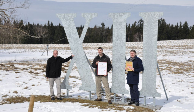 Největší sluneční hodiny na světě ukazují čas už pět let. Rafičkou je stín, který na obří číslice vrhá vysílač Krašov