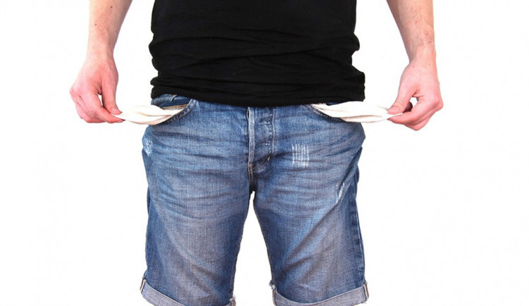 Nezvládáte platit náklady za bydlení? Pomoc můžete najít na help lince Člověka v tísni