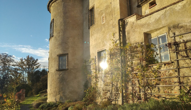 Cesta ke Grabštejnu je nepřístupná. K hradu se dostanete pouze po svých