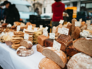 Oblíbené farmářské trhy se vrací na plzeňské náměstí, své zboží nabídne přes 50 prodejců