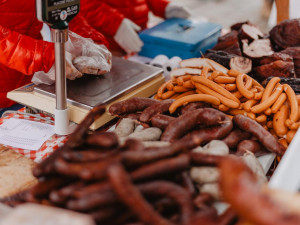 Oblíbené farmářské trhy se vrací na plzeňské náměstí, své zboží nabídne přes 50 prodejců