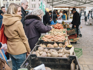 Oblíbené farmářské trhy se vrací na plzeňské náměstí, své zboží nabídne přes 50 prodejců