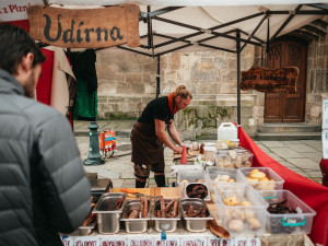 Oblíbené farmářské trhy se vrací na plzeňské náměstí, své zboží nabídne přes 50 prodejců