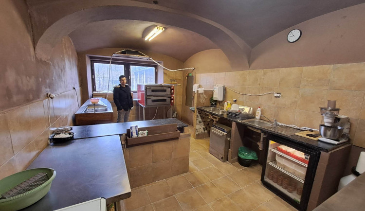 Pizzerie, kterou zavřela inspekce, opět funguje. Majitel chce podat trestní oznámení