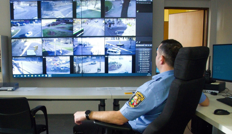 Nový bezpečnostní dispečink městské policie detekuje výstřely, rozbití skla a křik. Ohlídá kvalitu ovzduší i hladinu řek